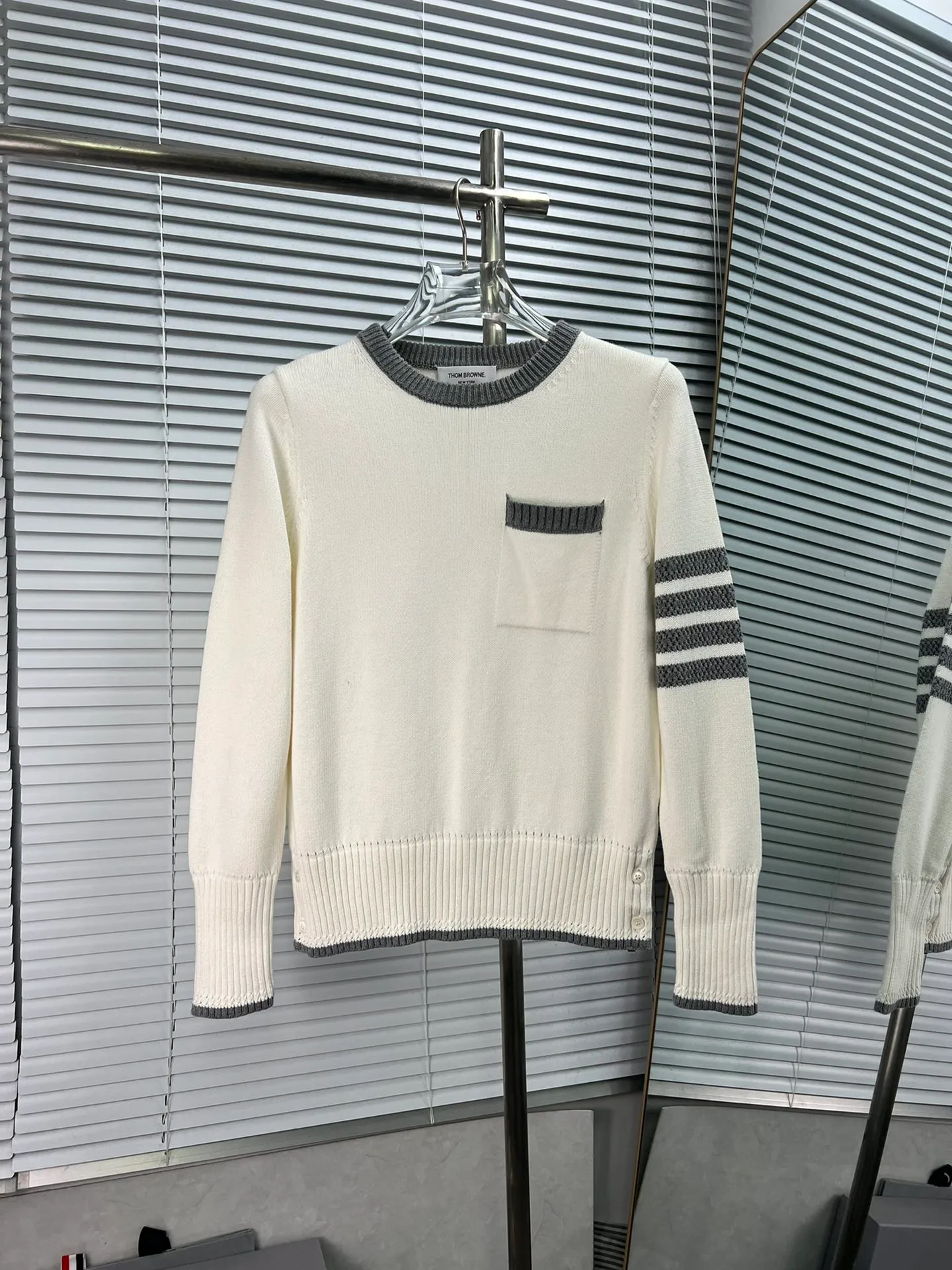 THOM BROWNE Versatile 📍𝐂𝐨𝐥𝐨𝐮𝐫 ：White🆚Gray 📍𝐒𝐢𝐳𝐞Size：0.1.2（SML） 📍𝐃𝐞𝐭𝐚𝐢𝐥 ： ， TB White 、 Gray ， ， ， TB